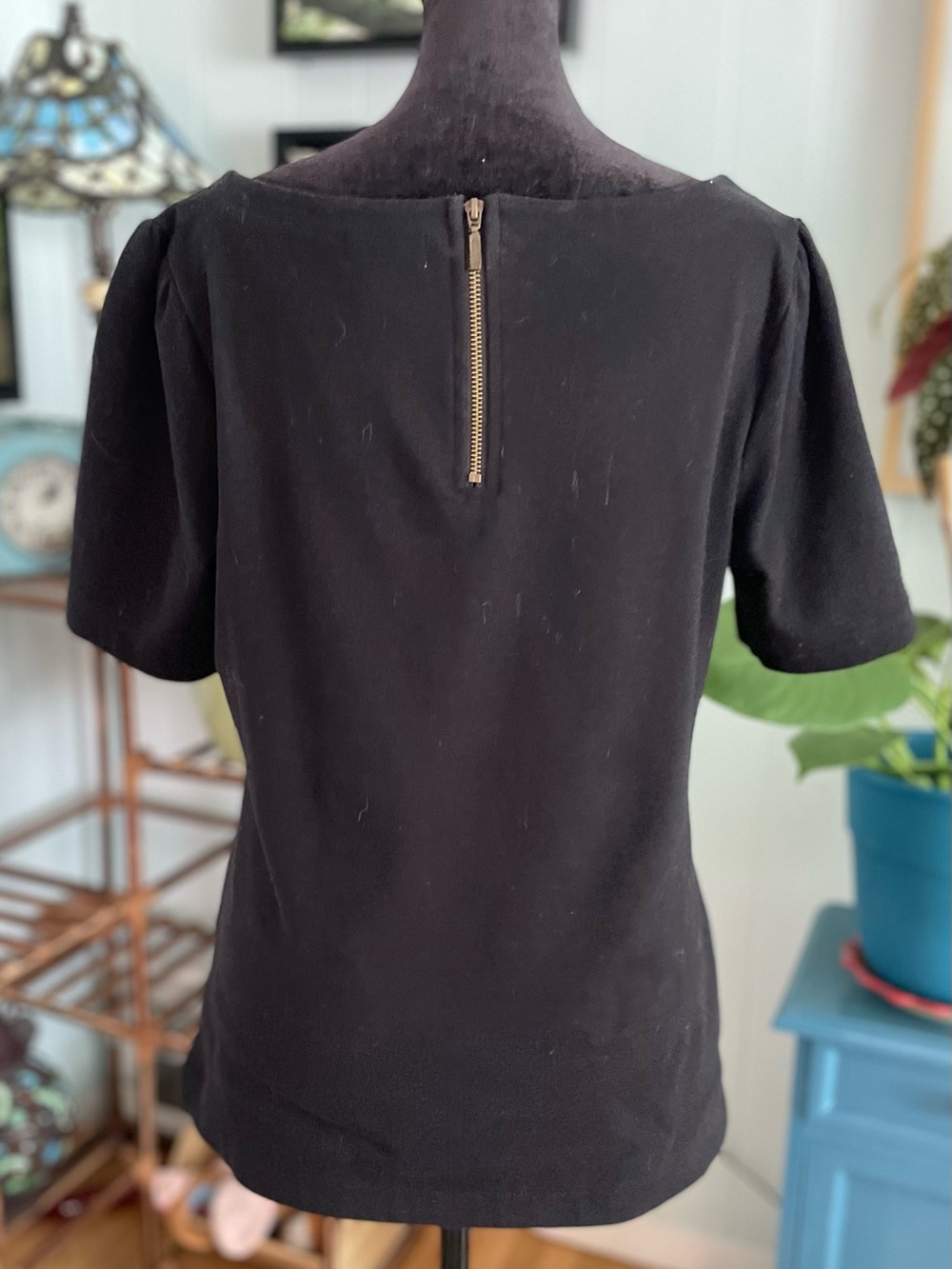 Black Short Sleeve Back Zipper Top Size Medium